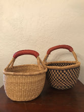 Load image into Gallery viewer, round woven baskets
